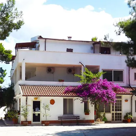 Residenza Collina Dei Pini 4* ויאסטה