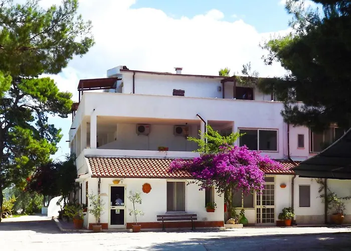 Residenza Collina Dei Pini 4* ויאסטה